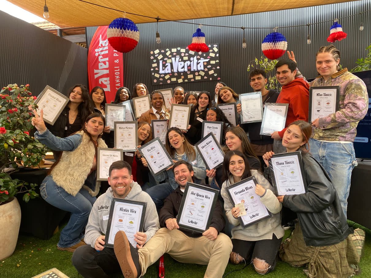 Equipo de La Verità celebrando con sus certificados