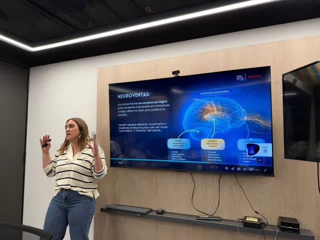 Facilitadora de Neuthink presentando neuroventas frente a una pantalla