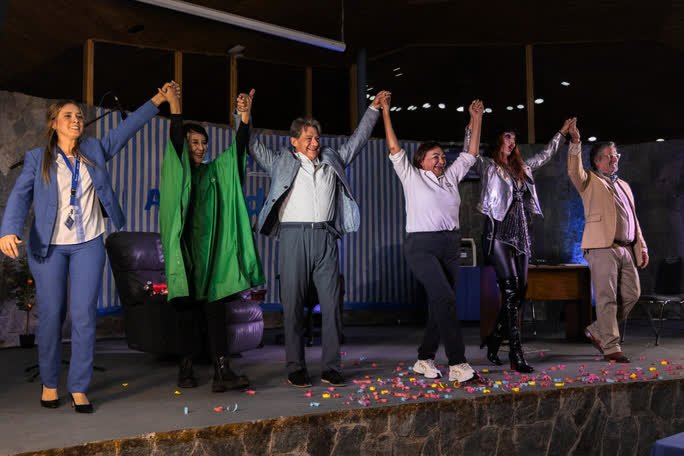 Elenco y participantes en el aplauso final de El Espejo