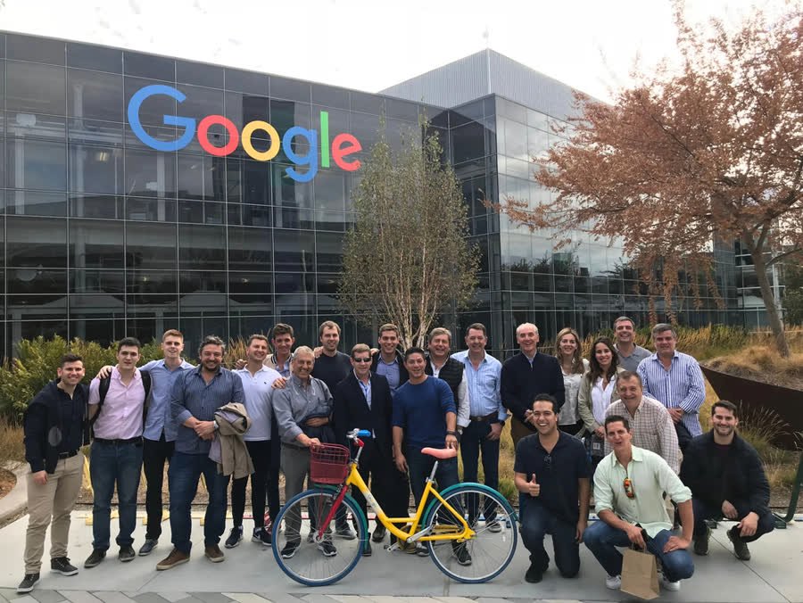 Grupo de ejecutivos en el campus de Google en Silicon Valley